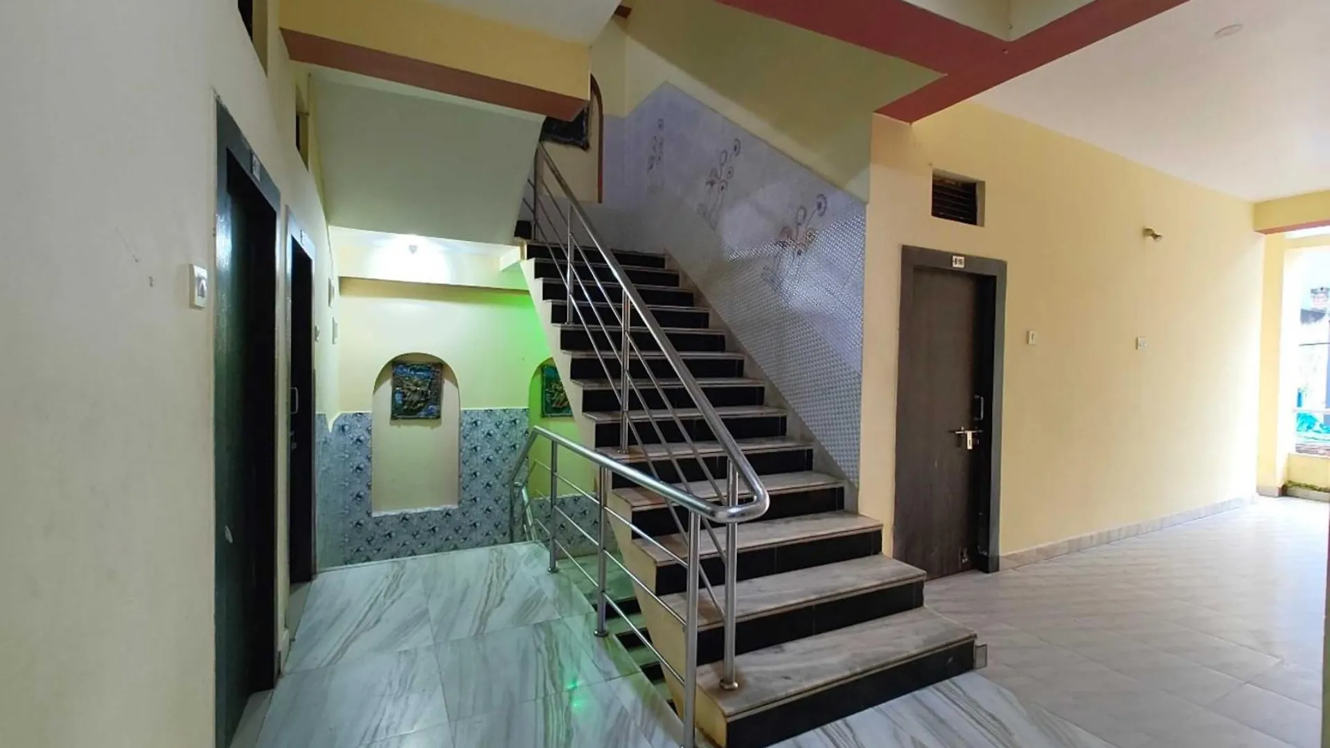 Varanasi Paradise Varanasi Near Beniya Park- Parking & Restaurant Available - Perfect Location And Comfortable Room Indie