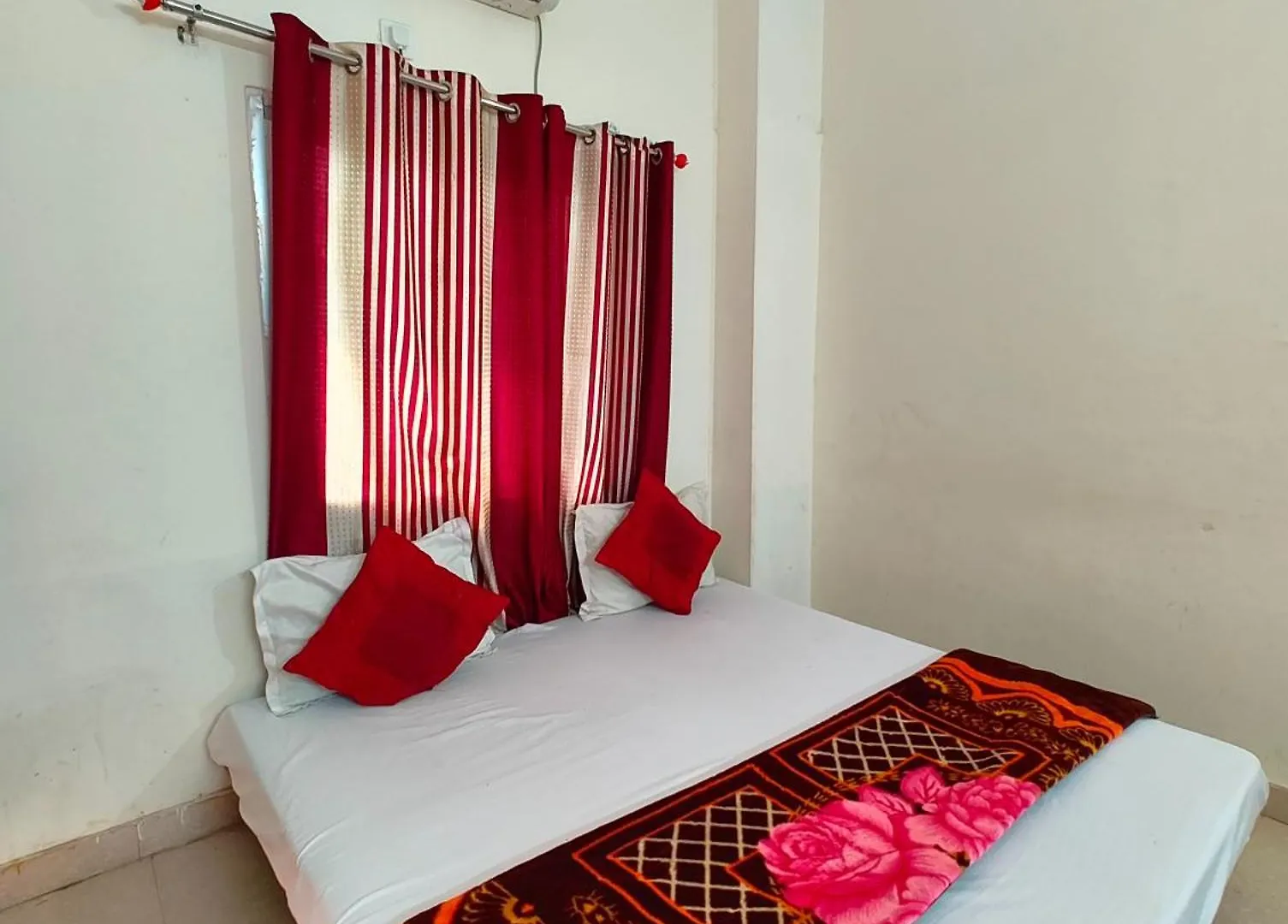 Varanasi Paradise Varanasi Near Beniya Park- Parking & Restaurant Available - Perfect Location And Comfortable Room