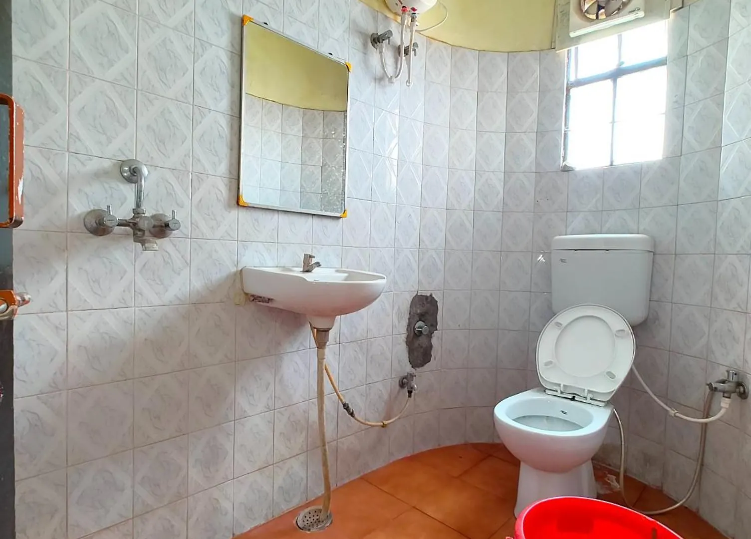 Varanasi Paradise Varanasi Near Beniya Park- Parking & Restaurant Available - Perfect Location And Comfortable Room