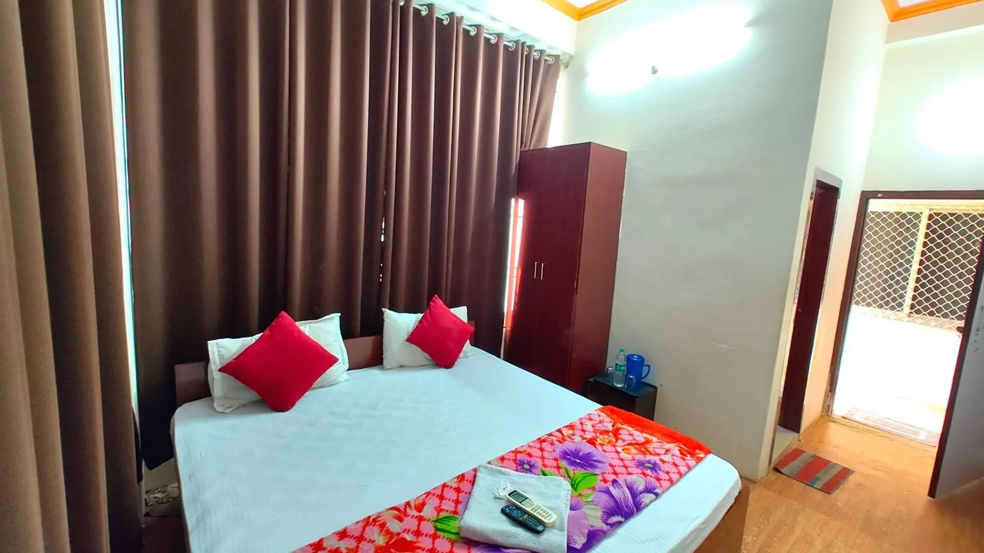 Varanasi Paradise Varanasi Near Beniya Park- Parking & Restaurant Available - Perfect Location And Comfortable Room 0*,  Indie
