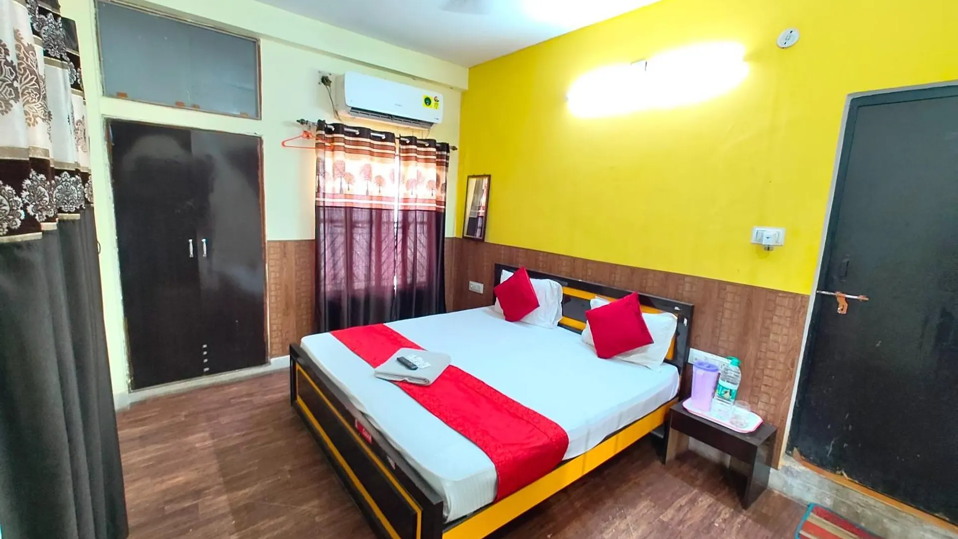 Varanasi Paradise Varanasi Near Beniya Park- Parking & Restaurant Available - Perfect Location And Comfortable Room