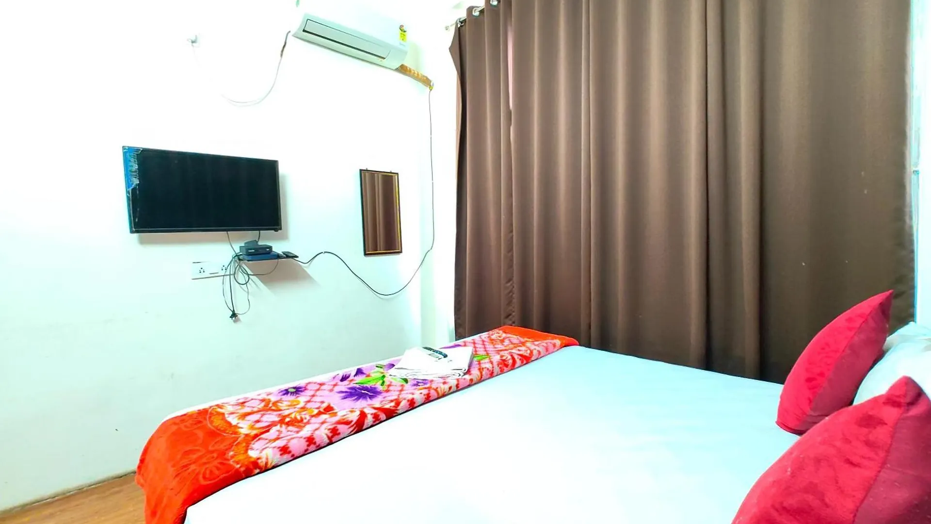 Varanasi Paradise Varanasi Near Beniya Park- Parking & Restaurant Available - Perfect Location And Comfortable Room 0*,