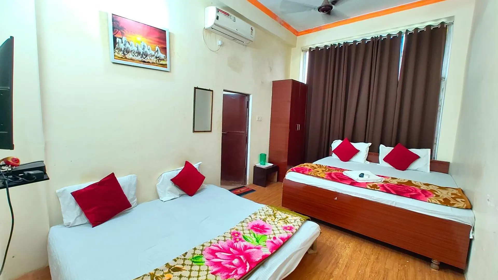 Varanasi Paradise Varanasi Near Beniya Park- Parking & Restaurant Available - Perfect Location And Comfortable Room Pensjonat