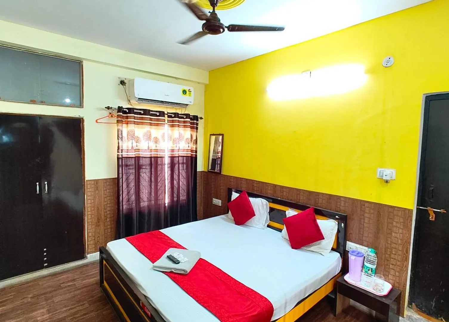 Varanasi Paradise Varanasi Near Beniya Park- Parking & Restaurant Available - Perfect Location And Comfortable Room