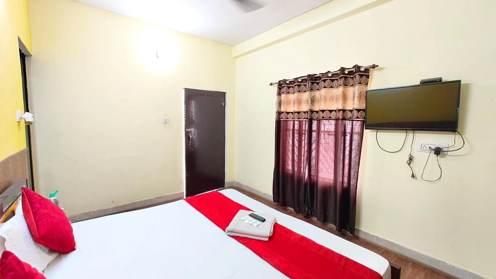 Varanasi Paradise Varanasi Near Beniya Park- Parking & Restaurant Available - Perfect Location And Comfortable Room Indie