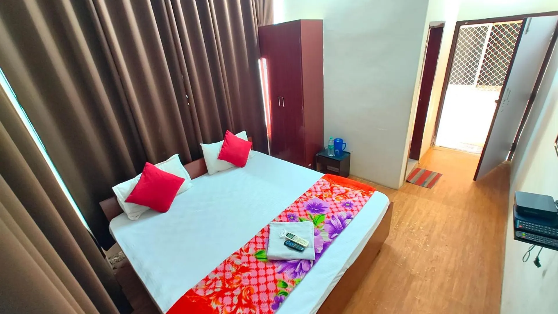 Varanasi Paradise Varanasi Near Beniya Park- Parking & Restaurant Available - Perfect Location And Comfortable Room