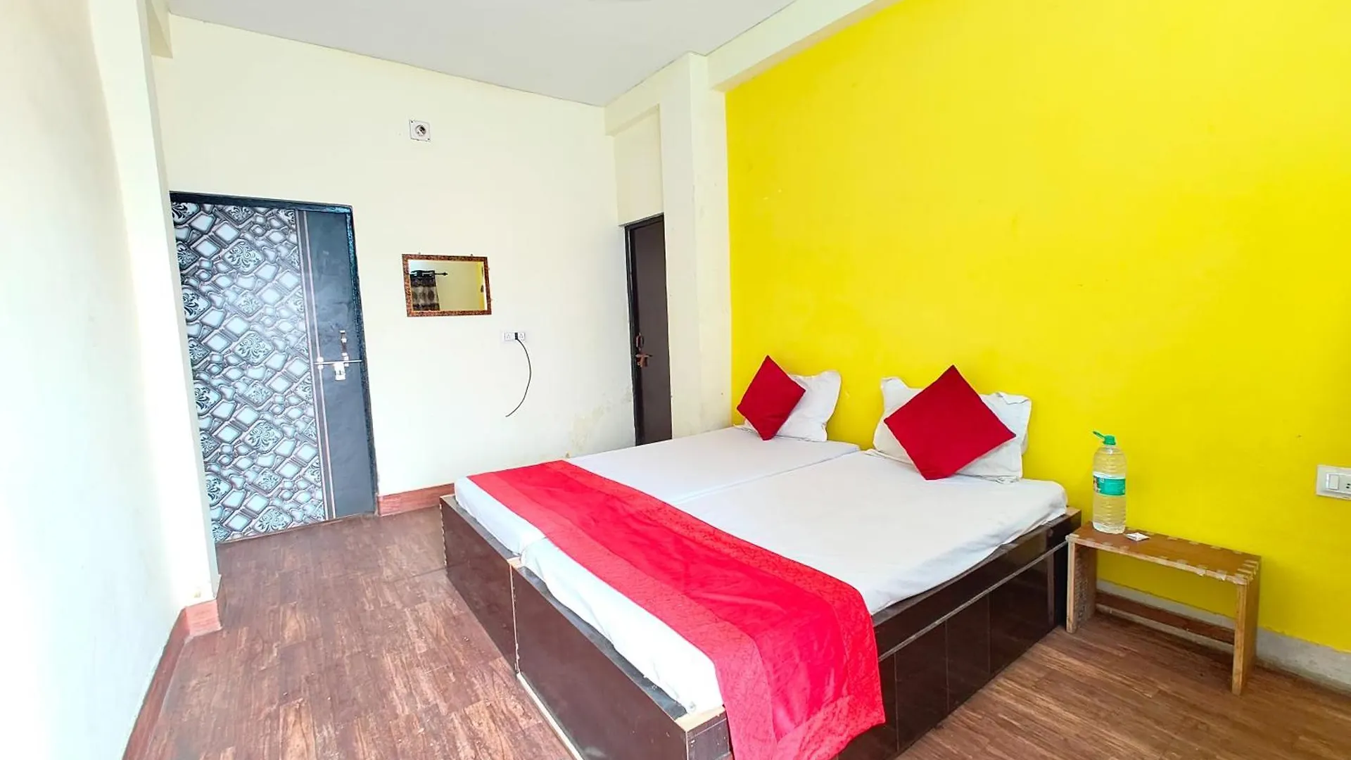Varanasi Paradise Varanasi Near Beniya Park- Parking & Restaurant Available - Perfect Location And Comfortable Room 0*,  Indie